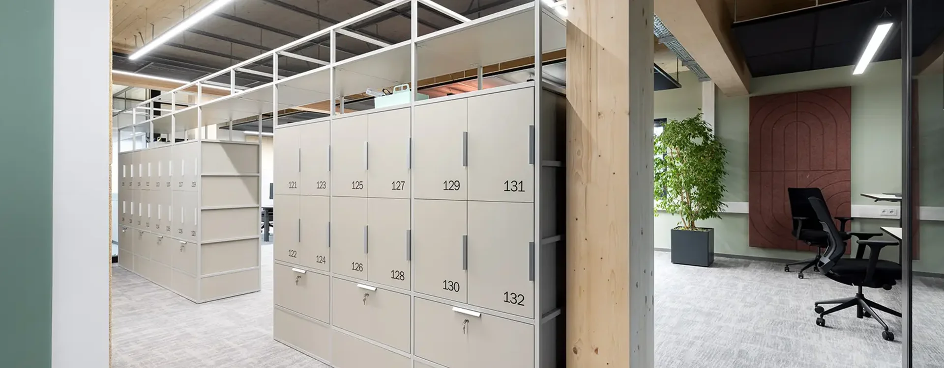 Büroorganisation in Düsseldorf mit durchdachtem Stauraumkonzept, stilvollen Schreibtischen und angenehmer Beleuchtung