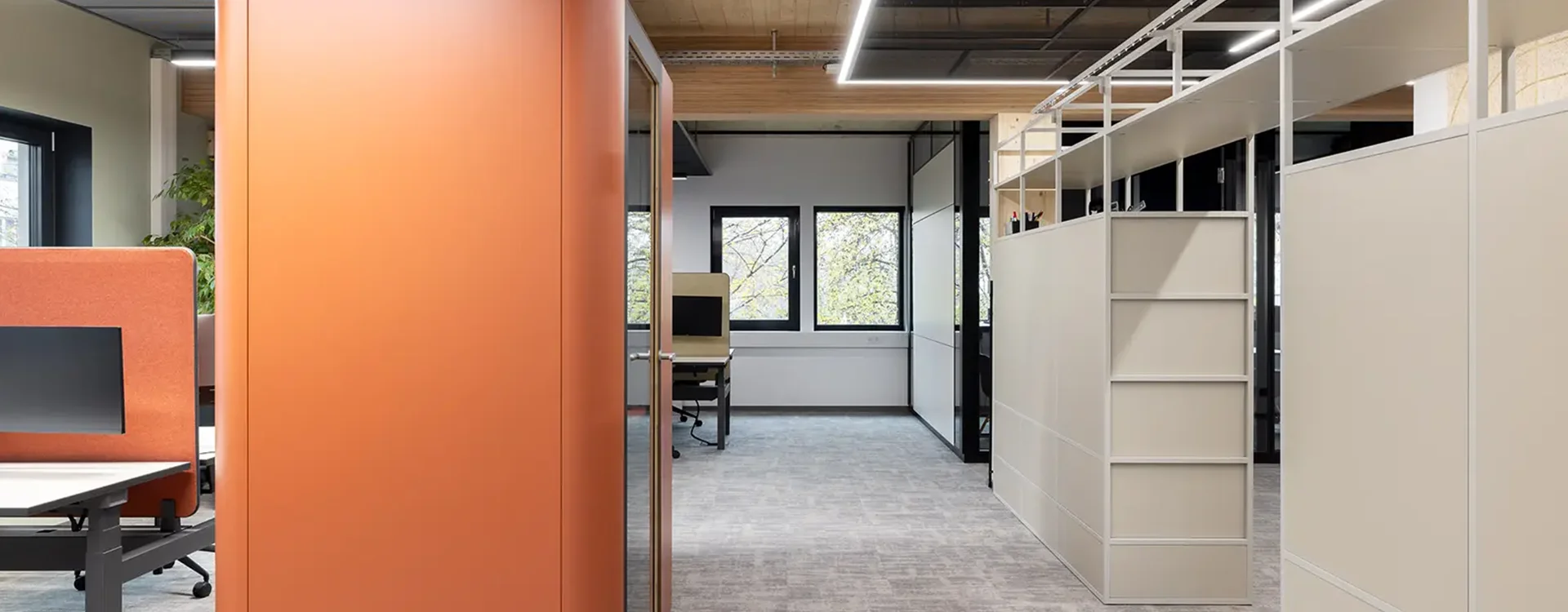 Stilvolles Büro in Düsseldorf mit flexiblen Arbeitsplätzen, angenehmer Akustiklösung und harmonischer Farbgestaltung